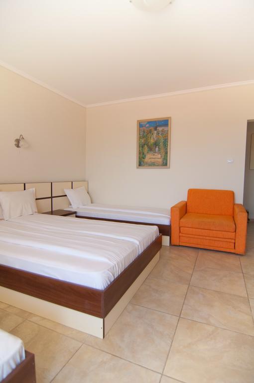 Guest House Hiora Ahtopol Exterior photo